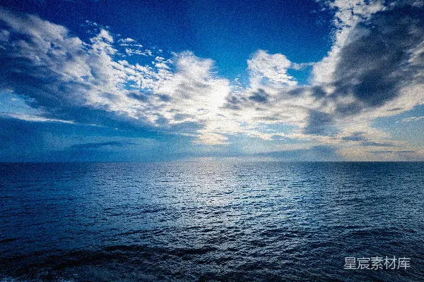 高清摄影 太阳透过云层照耀在海洋上。
