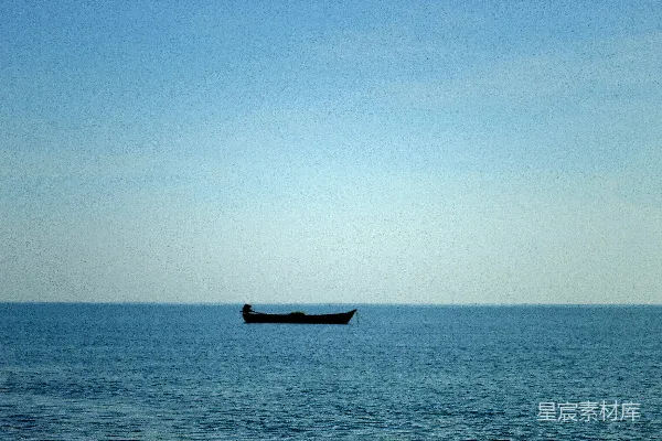 高清摄影 漂浮在一大片水面之上的小船