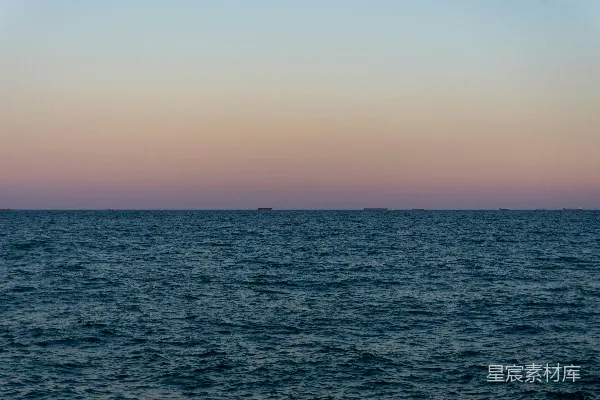 高清摄影 夕阳西下时远方的船只在海平线上可见