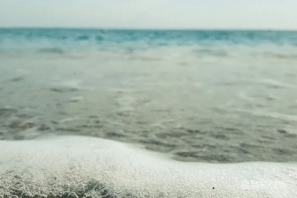 高清摄影 海浪在白天拍打岸边