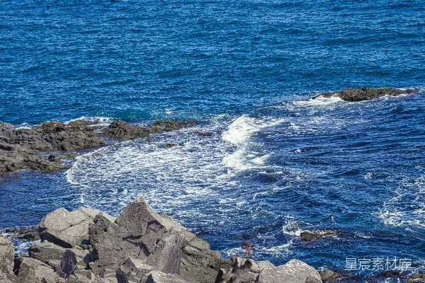 高清摄影 岩石嶙峋的海滩，波涛汹涌