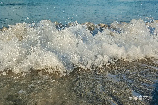 高清摄影 白天白浪拍打在棕色沙滩上的场景