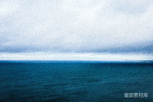 高清摄影 白天蓝海 beneath 白云