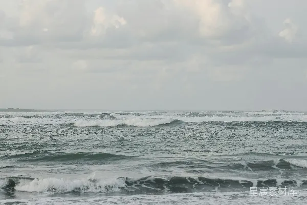 高清摄影 海浪在阴沉的天空下拍击