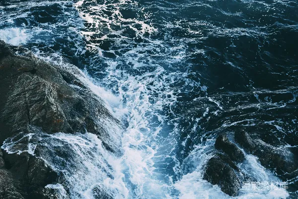 高清摄影 邻近岩石海岸的一大片水域