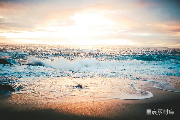 高清摄影 夕阳下海浪拍打海岸的景象