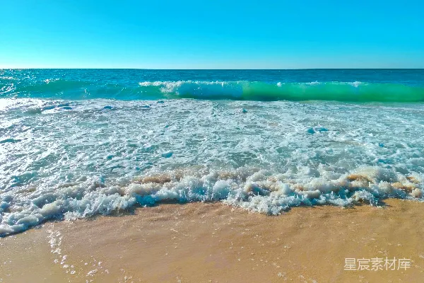高清摄影 海浪拍打在沙滩上。