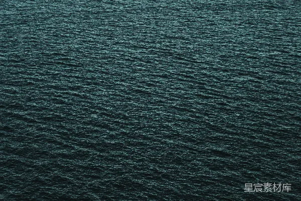 高清摄影 水面荡起一圈圈波纹