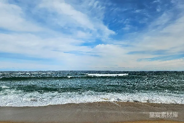 高清摄影 一片沙滩，波浪涌向岸边