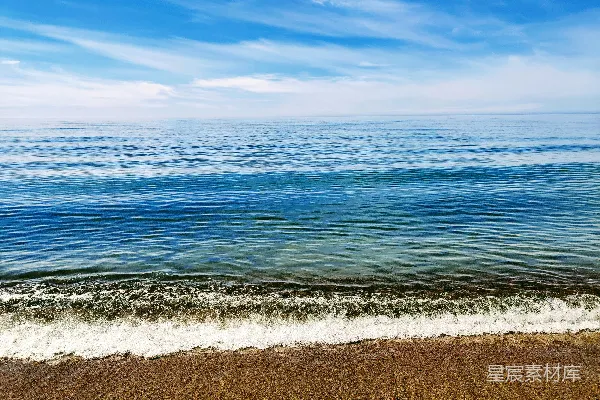 高清摄影 海浪在白天拍打海岸