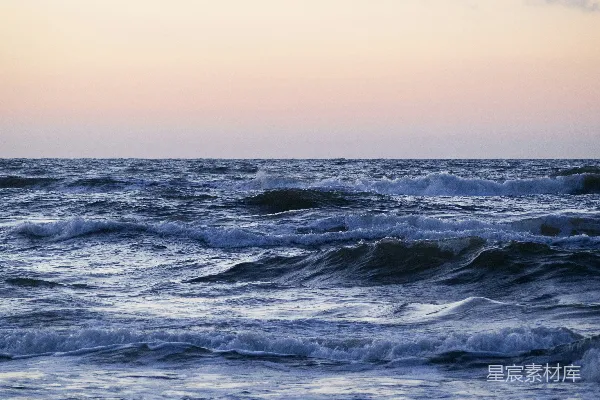 高清摄影 灰天空中日间的海浪