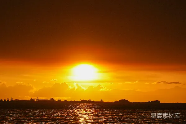 高清摄影 夕阳落下水面上方