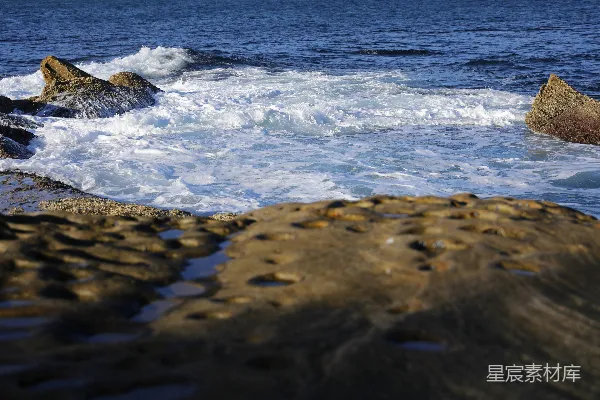 高清摄影 岩石嶙峋的海岸，波浪拍击着岩石。