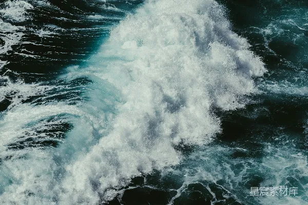 高清摄影 强大的海浪拍击着，泛起白色的泡沫。
