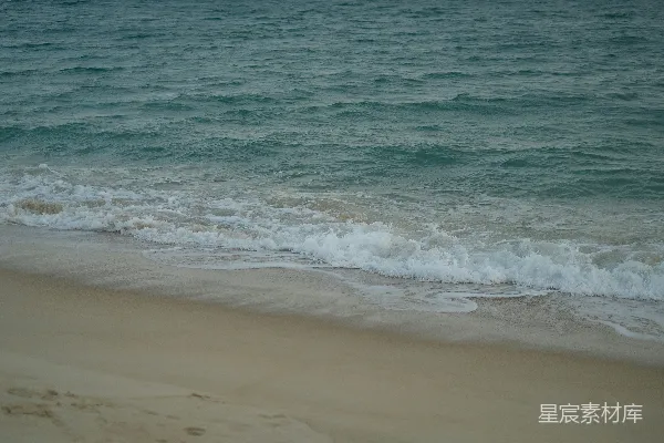 高清摄影 海浪轻柔地拍打着沙滩。
