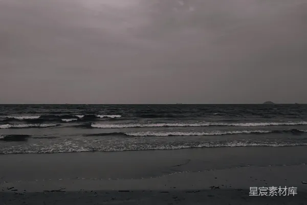 高清摄影 白天海浪拍打在岸边