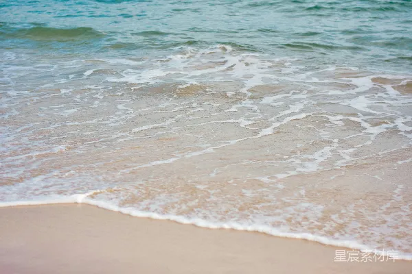 高清摄影 海滩上的一处特写镜头：一波浪水
