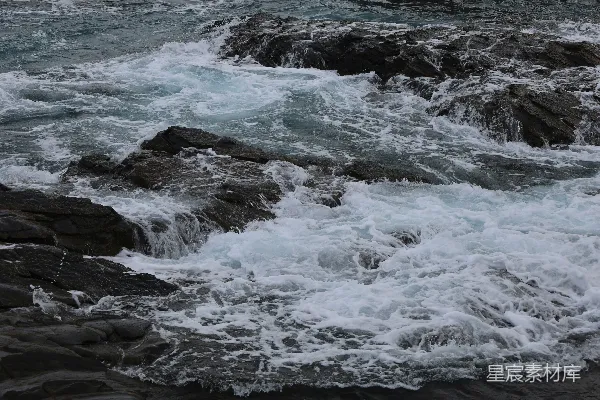 高清摄影 波浪冲刷着黑暗的岩石海岸。
