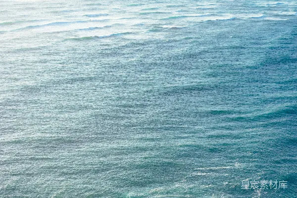 高清摄影 白天海浪拍击海岸的景象