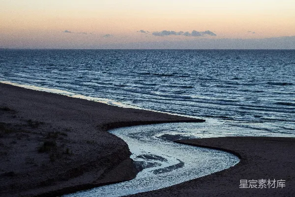 高清摄影 夕阳下海浪拍打在岸边