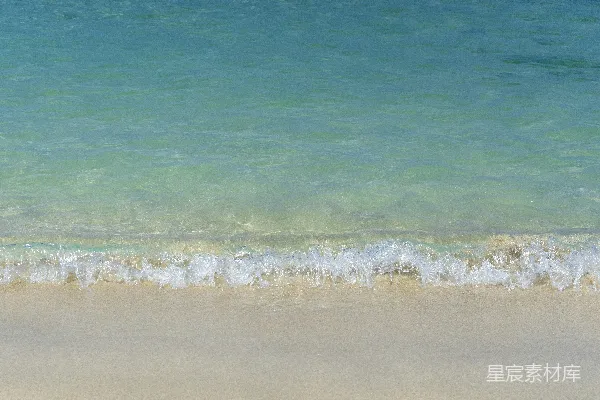 高清摄影 海浪在白天拍击着海岸