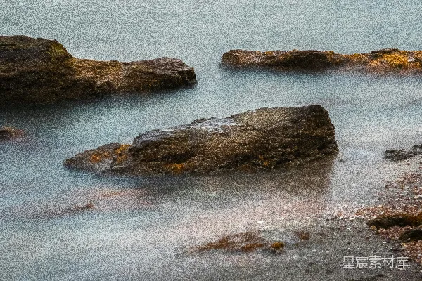 高清摄影 白天水上棕色岩石形成的景象