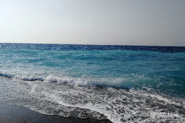 高清摄影 海边白天海浪拍击岸边的景象