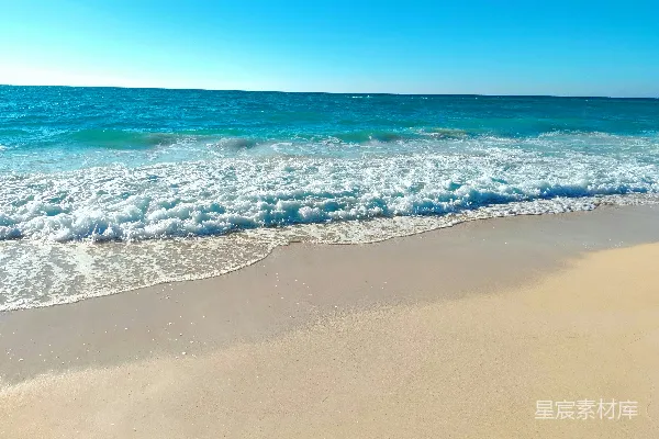 高清摄影 浅蓝色的海洋波浪轻轻拍打在沙滩上。