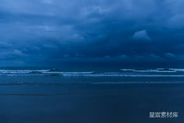 高清摄影 海洋上的一片乌云密布的天空与波涛汹涌的情景