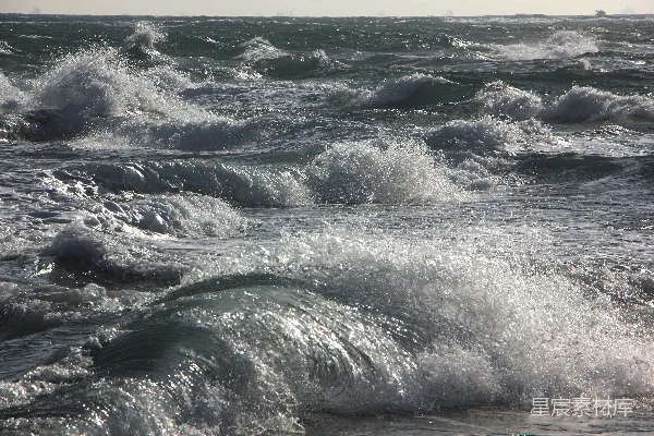高清摄影 粗糙的海浪拍打着泛着白色泡沫。