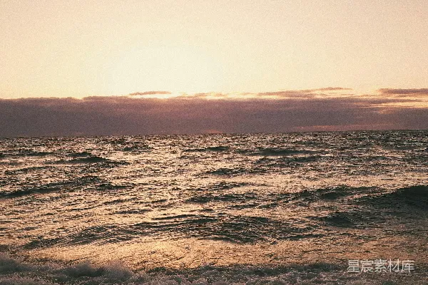 高清摄影 海边的太阳正在 Setting 落下到海洋之上。