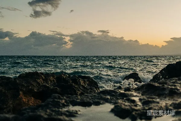 高清摄影 夕阳西下，映照着海边的岩石。