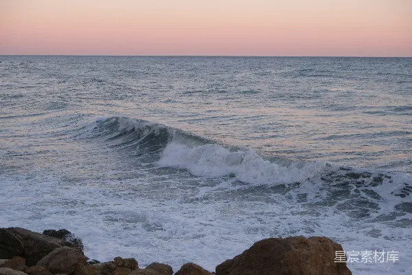 高清摄影 海浪在夕阳西下时涌向大海。