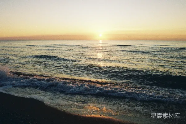 高清摄影 夕阳下海浪拍打岸边