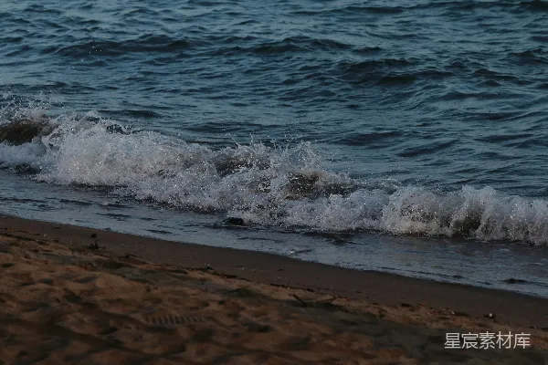 高清摄影 岸边有波浪涌向海岸的海滩