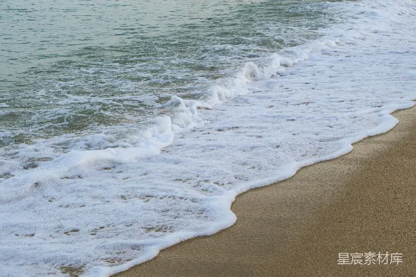高清摄影 海滩上一个人带着冲浪板行走