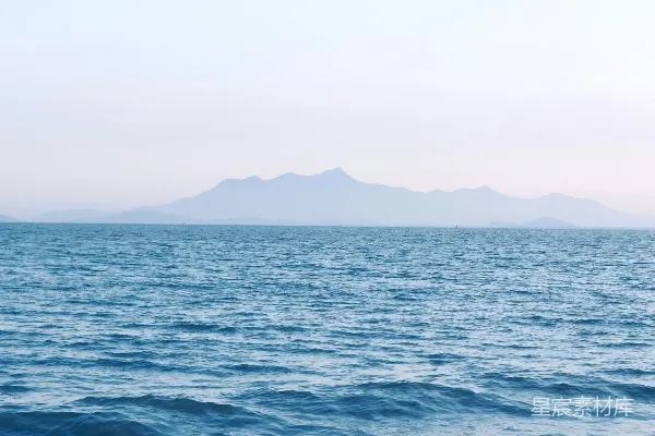 高清摄影 海边一个男子骑在海浪上的冲浪板上