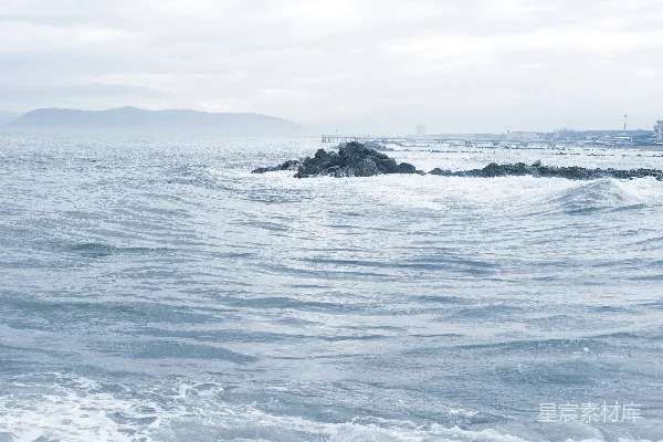 高清摄影 白天海浪拍打在岸边