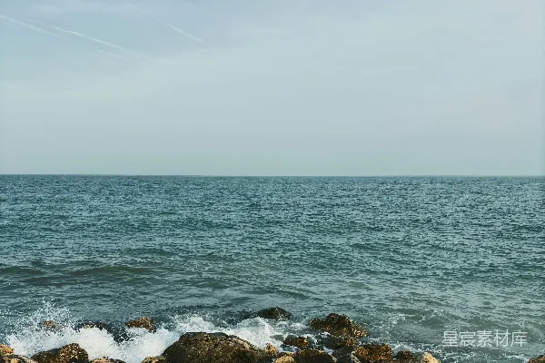 高清摄影 海洋与岩石海岸相接。