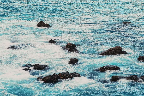 高清摄影 白天海浪拍打在岸边
