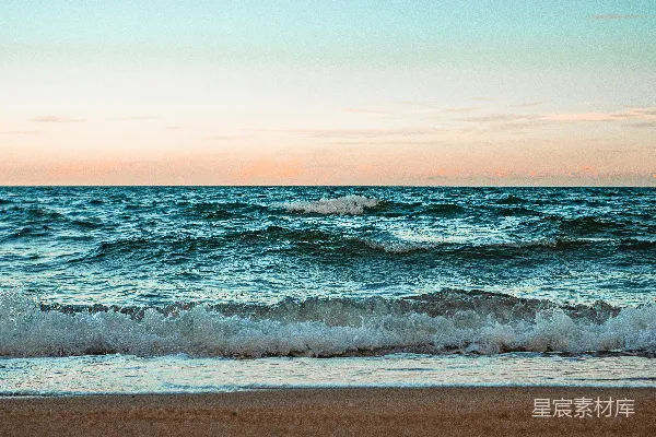 高清摄影 夕阳下的海滩上俯瞰大海的一景