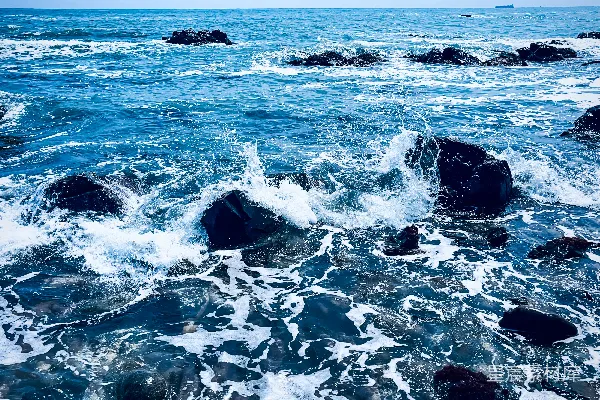 高清摄影 水中有一些岩石的体块
