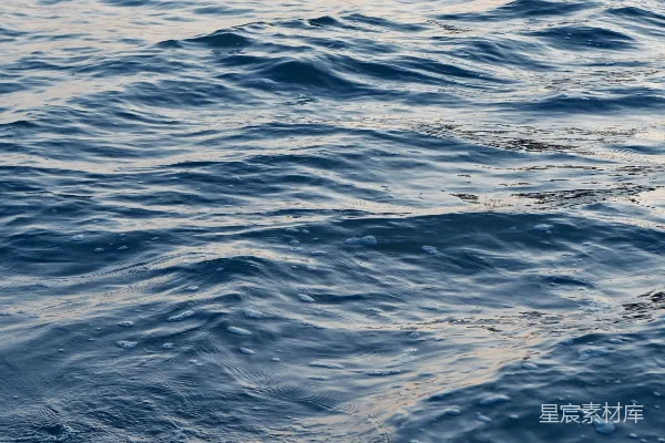 高清摄影 海边一名男子骑在海浪上的冲浪板上