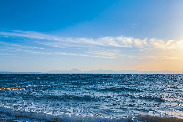 高清摄影 岸边有波浪涌向海岸的海滩