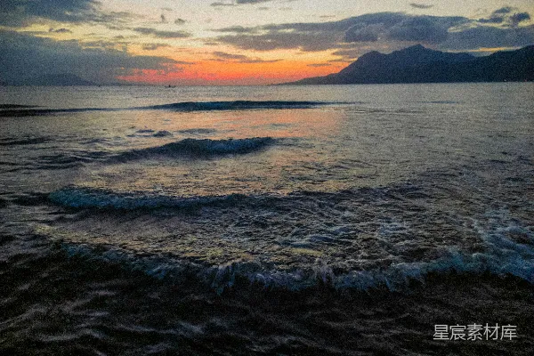高清摄影 夕阳西下，波涛汹涌。