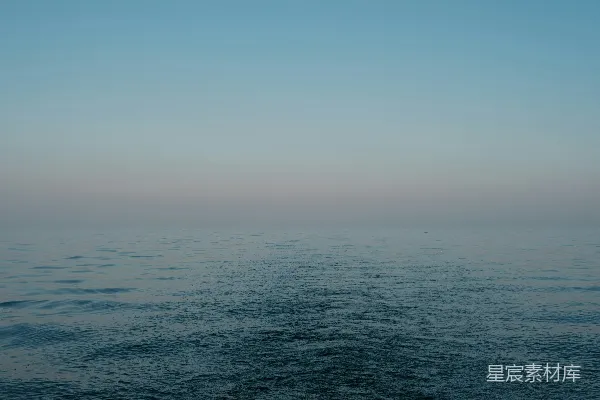 高清摄影 背景中有天空的一片水域