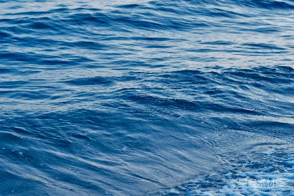 高清摄影 海边一名男子骑在海浪上的冲浪板上