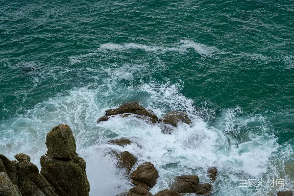 高清摄影 岩石上的海浪 crashing 落下