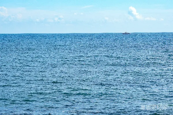 高清摄影 远处海平线上有一叶扁舟，平静如蓝。