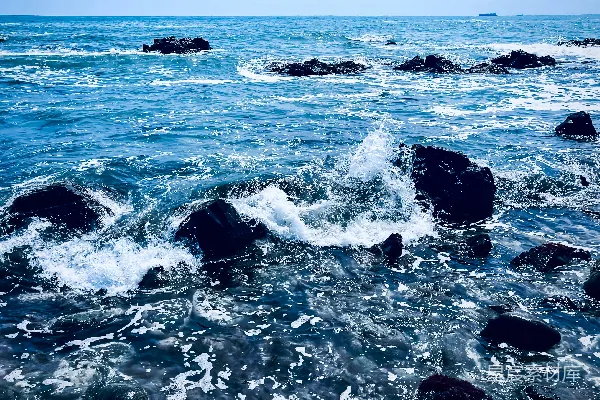 高清摄影 有岩石的水域